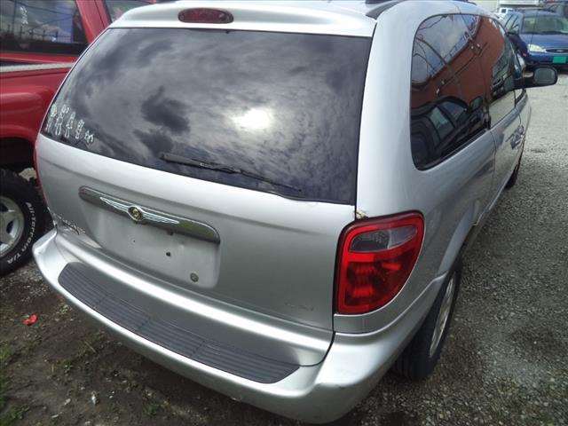 Chrysler Town and Country 2001 photo 2